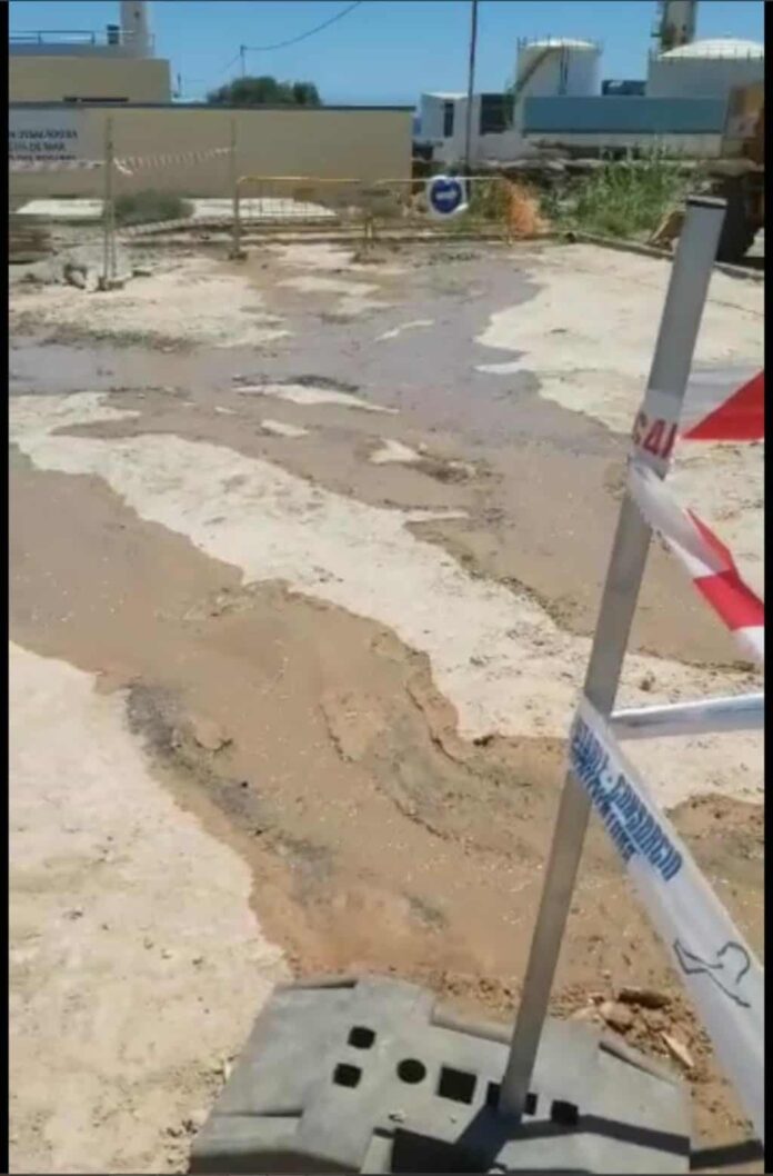 El CAAF trabaja para reparar una nueva avería en la red de impulsión de la EDAM Puerto del Rosario a los depósitos de La Herradura