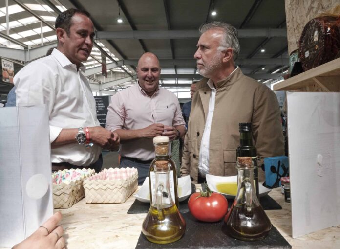 El presidente del Cabildo, Sergio Lloret, recibe al presidente del Gobierno de Canarias en FEAGA 2023