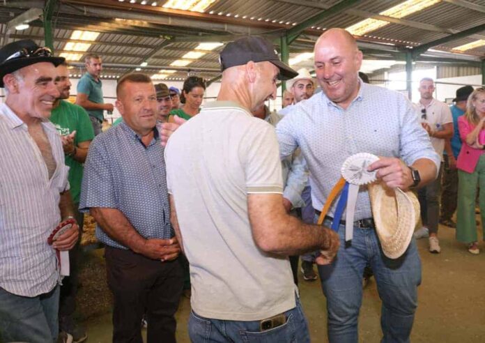 El ganadero Juan Pedro Hernández, ganador del concurso de ordeño manual de FEAGA con 4,7 kilogramos extraídos en un minuto
