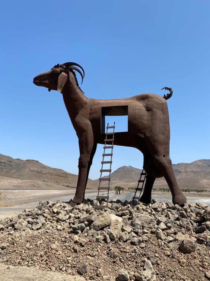 El Cabildo coordina con el artista Juan Miguel Cubas el nuevo emplazamiento de la escultura de la cabra del viento