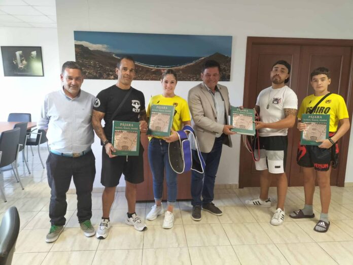 Tony García con Alumnos y el Alcalde de Pájara en la legislatura 2019/2023 y Rodrigo Berdullas, último concejal de Deportes de la Legislatura 2019/2023