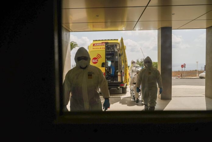 Un centenar de profesionales sanitarios participan en un simulacro de atención a un paciente con virus Marburgo