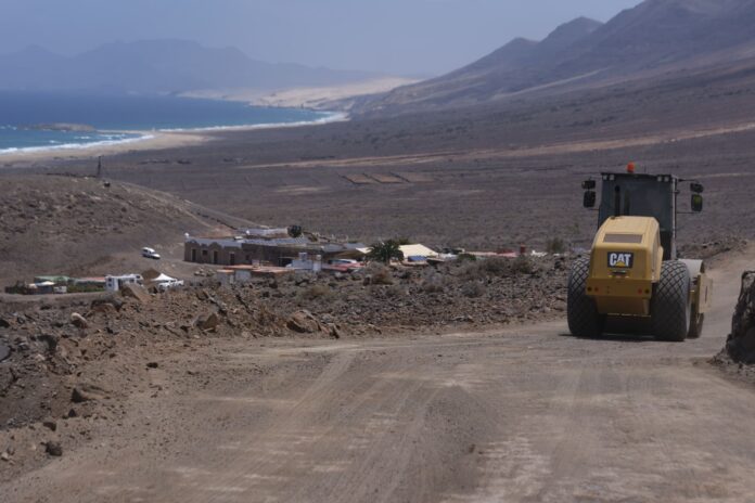El Cabildo mejora la carretera a Cofete para garantizar la seguridad vial de los vecinos y turistas