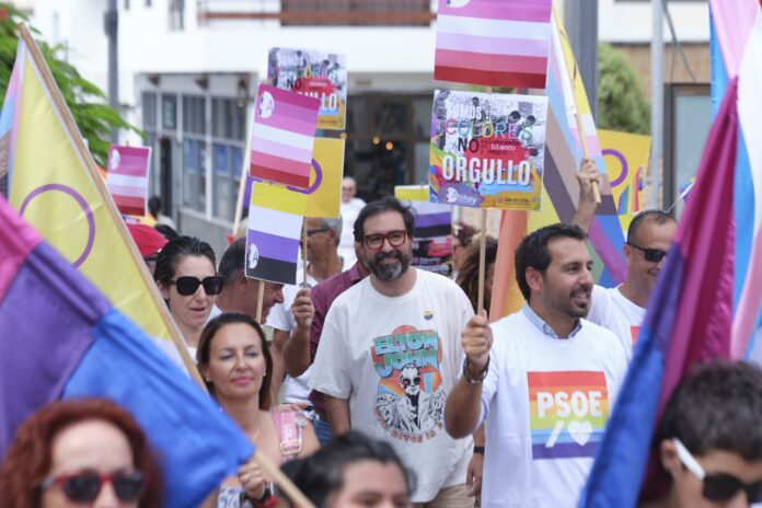 El Cabildo celebra el Día del Orgullo LGTBI+ con lectura de manifiesto y encendido de Casa Palacio