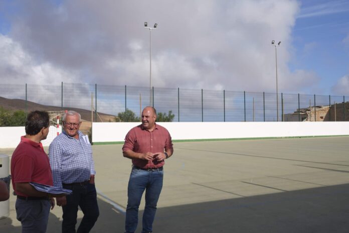 El Cabildo instala alumbrado público en la cancha deportiva del Valle de Santa Inés