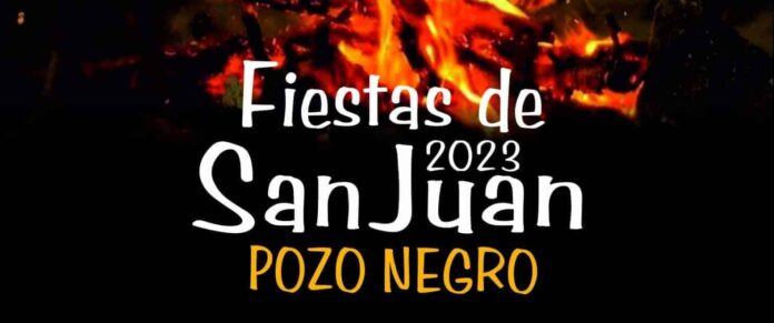 Hoguera gigante y espectaculares fuegos pirotécnicos en la noche de San Juan en Pozo Negro