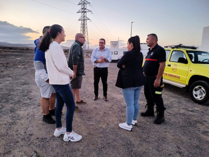 Los vecinos y vecinas de Puerto del Rosario se echaron a la calle para disfrutar de la noche de San Juan y San Pedro