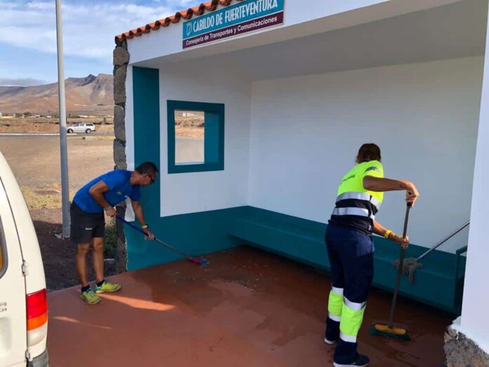 El personal del Plan de Empleo del Cabildo de Fuerteventura renueva las marquesinas de la Isla