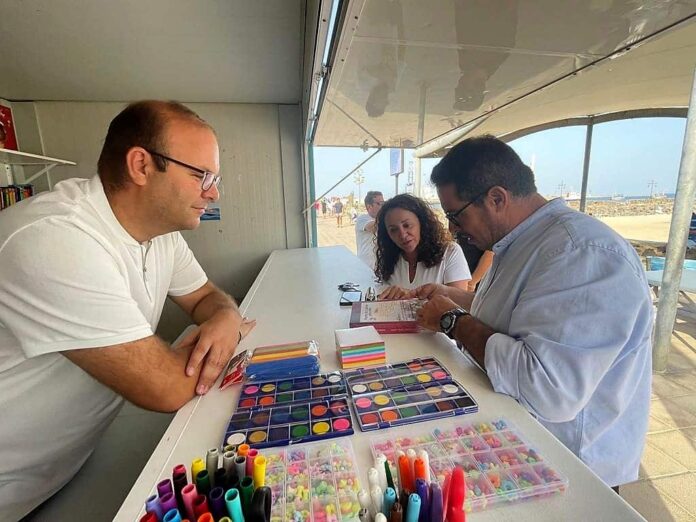 Lectura y playa, la combinación perfecta que ya se puede disfrutar gracias a la Biblioplaya de Puerto del Rosario