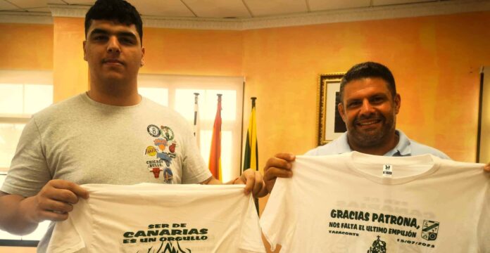 El Ayuntamiento entrega 200 camisetas para la afición del CL Unión Antigua