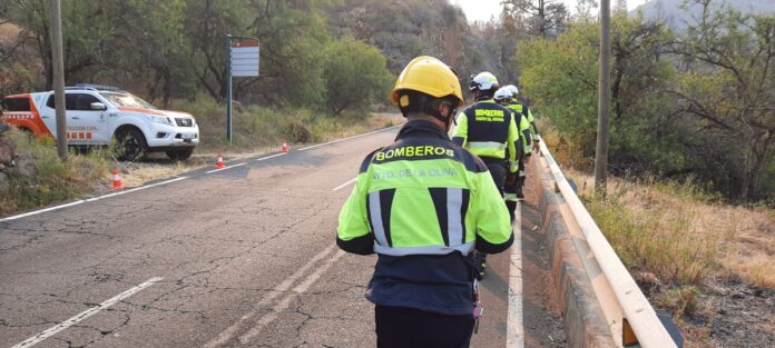 Bomberos y Protección Civil de La Oliva se unen al esfuerzo de extinción del incendio en La Palma