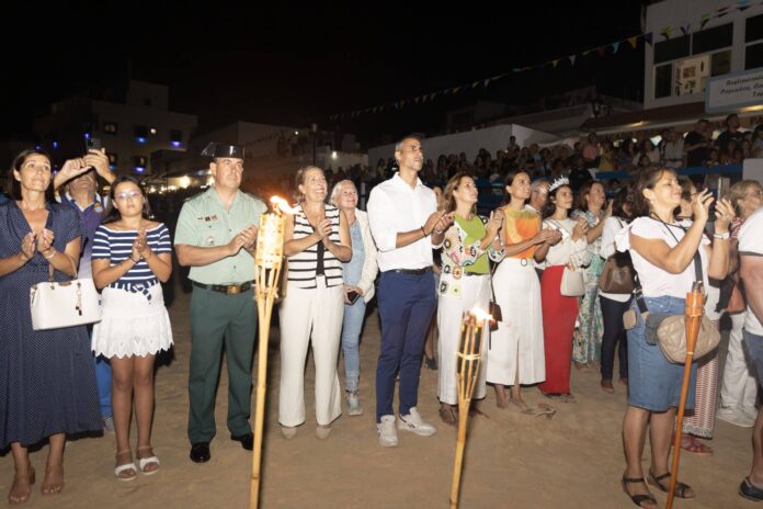 Las calles de Corralejo se vuelven a llenar durante la Procesión Nocturna en Honor a la Virgen del Carmen