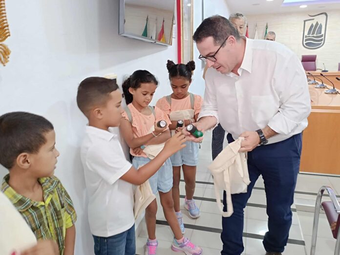 Siete menores saharauis participantes en el programa ‘Vacaciones en Paz’ visitan el Ayuntamiento de Puerto del Rosario