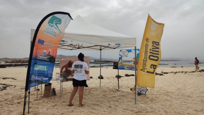 El Ayuntamiento de La Oliva se une a la actividad de concienciación por la limpieza de playas con niños en El Cotillo