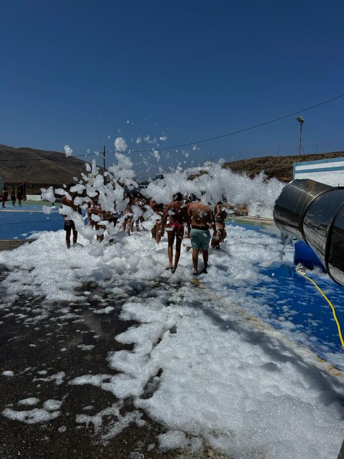 Antigua finaliza con una gran fiesta del agua las actividades juveniles de verano