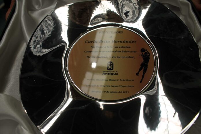 Antigua rinde homenaje a Carla Brito Hernández