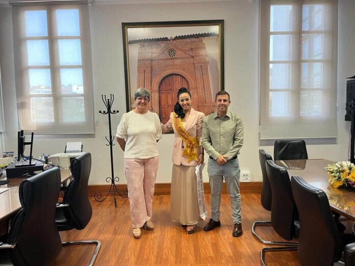 El Ayuntamiento de Pájara recibe a Teresa Alfonso Pérez, ganadora del certamen Universal Woman of the Year