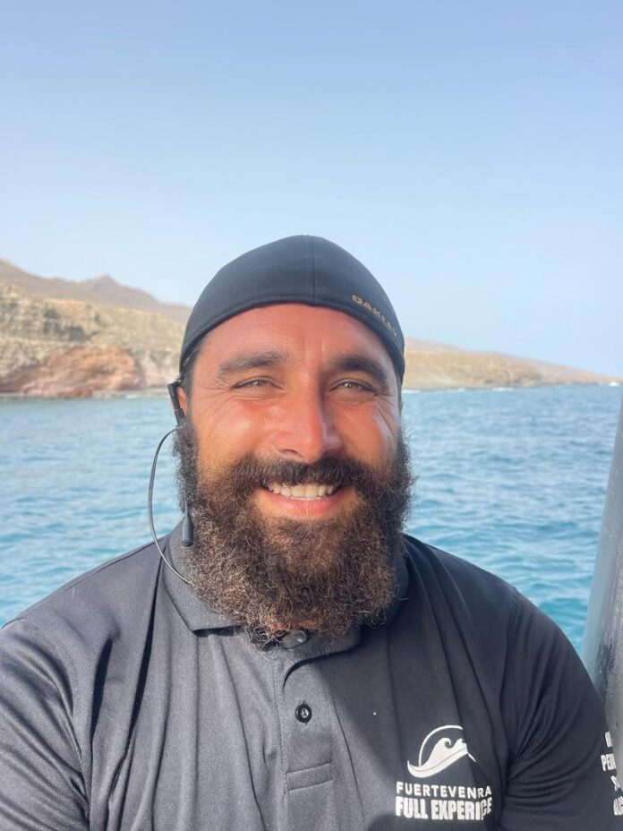 Reconocimiento a Cesar Espino por el rescate de una ballena atrapada por un cabo en aguas cercanas a Fuerteventura