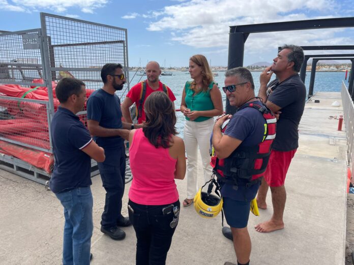 El Ayuntamiento de La Oliva, junto con el Cabildo, traslada con éxito de la embarcación turística accidentada en el Islote de Lobos
