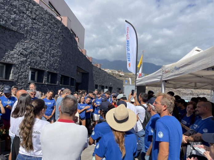 Más de 200 personas se suman a la limpieza de la playa de Los Cancajos organizada por Fred. Olsen Express y Terramare