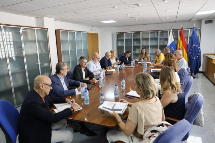 Gobierno, patronal y sindicatos analizan la mejora de las condiciones laborales en hostelería