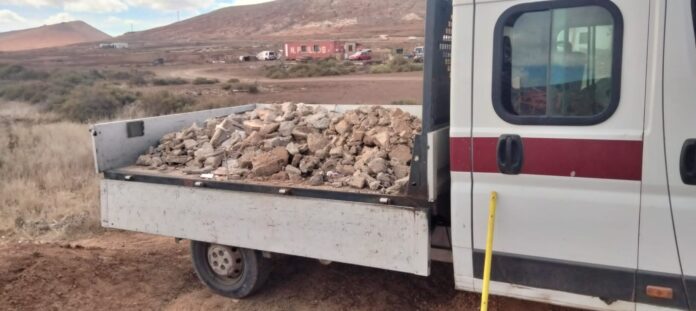 Puerto del Rosario retira vertidos ilegales de escombros en zonas no habilitadas del municipio