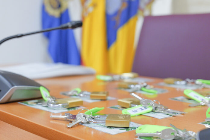 Los hortelanos inician su actividad tras recibir el carnet acreditativo y las llaves de sus huertos