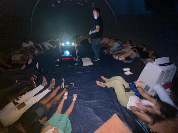 Magnífica acogida del planetario móvil, con sesiones completas en El Matorral, Tetir y Puerto del Rosario