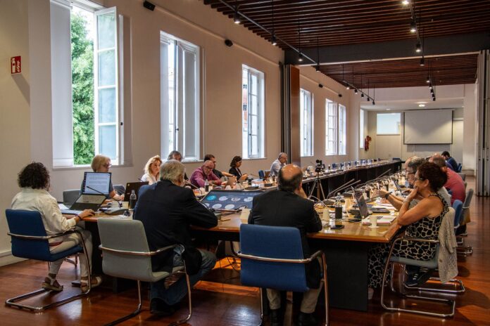 Acuerdos del Consejo de Gobierno: convocatorias de plazas de catedráticos, titulares de universidad y administrativos del PTGAS