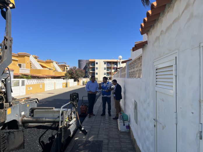 El Ayuntamiento de Pájara comienza el reasfaltado de 16 calles de la localidad de Costa Calma