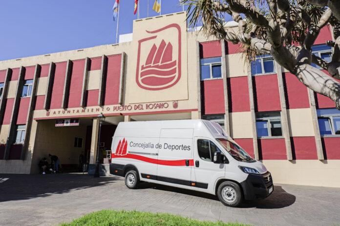 Puerto del Rosario adquiere un nuevo vehículo destinado al traslado de material deportivo