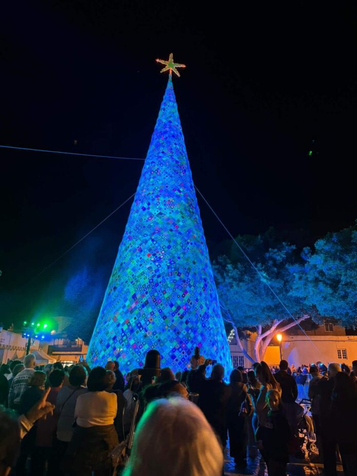 Pájara luce el árbol navideño de crochet que supera en cinco metros el récord marcado por Portugal