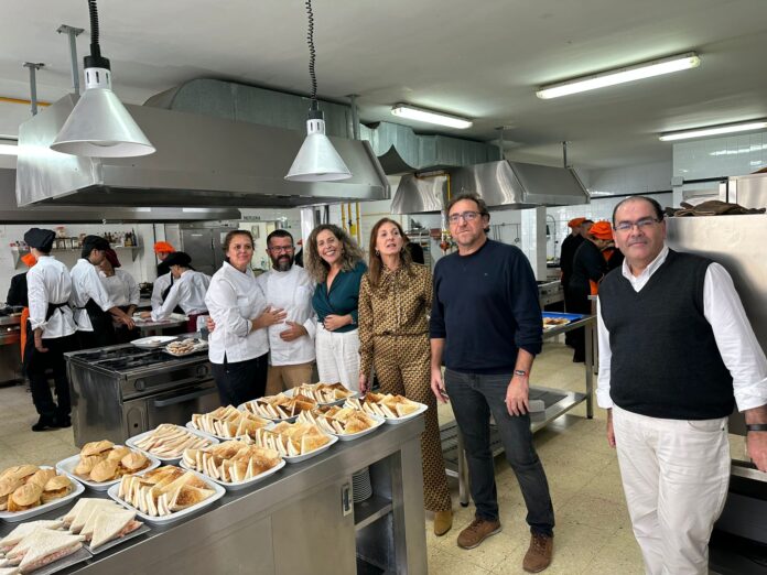 El Patronato de Turismo colabora con los ciclos de Hostelería y Turismo del IES Puerto del Rosario para dar más oportunidades a los estudiantes