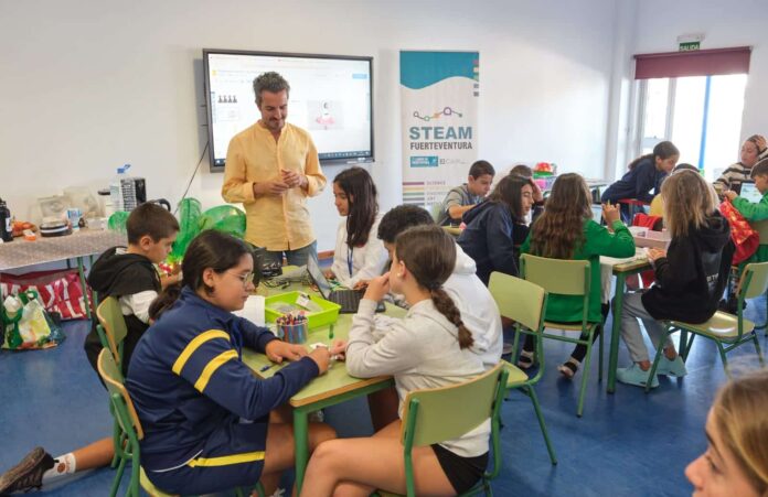 El programa STEAM Fuerteventura fomenta las vocaciones científicas entre estudiantes con un carnaval de profesiones del futuro