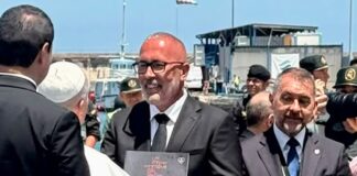 El papa León XIV recibe el libro que recoge las historias del volcán de La Palma