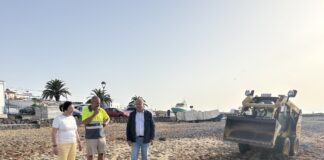 El Ayuntamiento de Antigua acondiciona la playa de Las Salinas del Carmen con el cribado de la arena